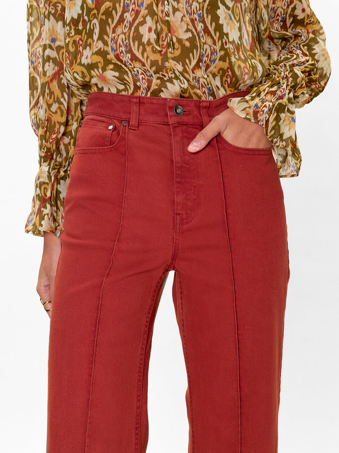 Remi Stretch Kick Flare